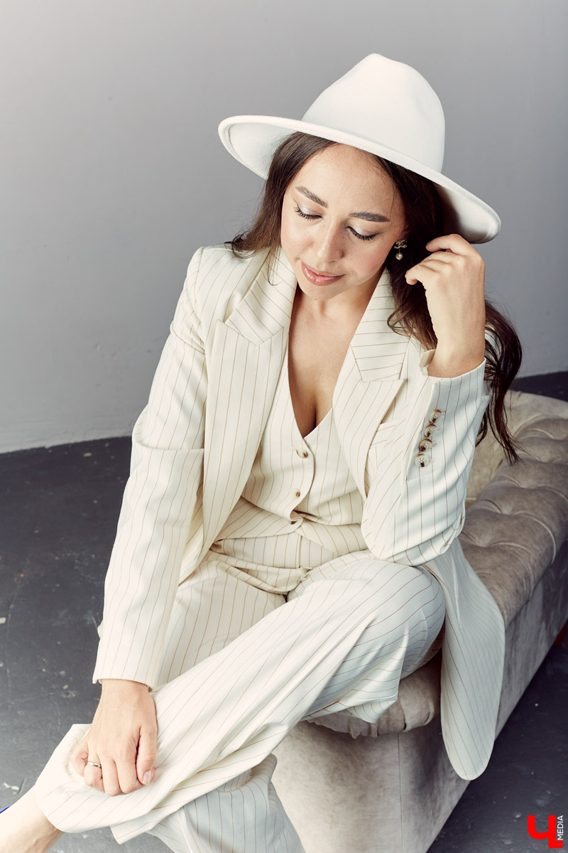 Как одевается стилист? Заглядываем в гардероб к Яне Хисматулиной — владимирскому имиджмейкеру, которая училась у многих известных персон, в том числе, Александра Рогова и Карины Нигай, и теперь умеет создавать образы с перчинкой.