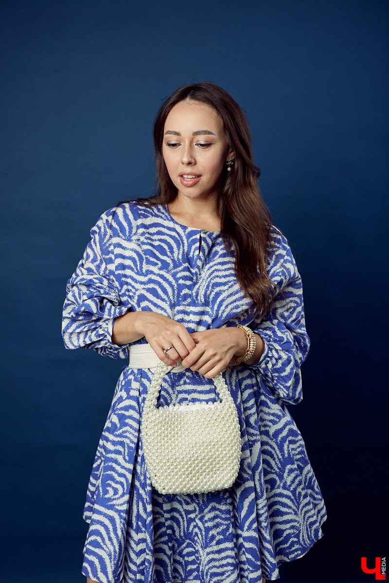 Как одевается стилист? Заглядываем в гардероб к Яне Хисматулиной — владимирскому имиджмейкеру, которая училась у многих известных персон, в том числе, Александра Рогова и Карины Нигай, и теперь умеет создавать образы с перчинкой.