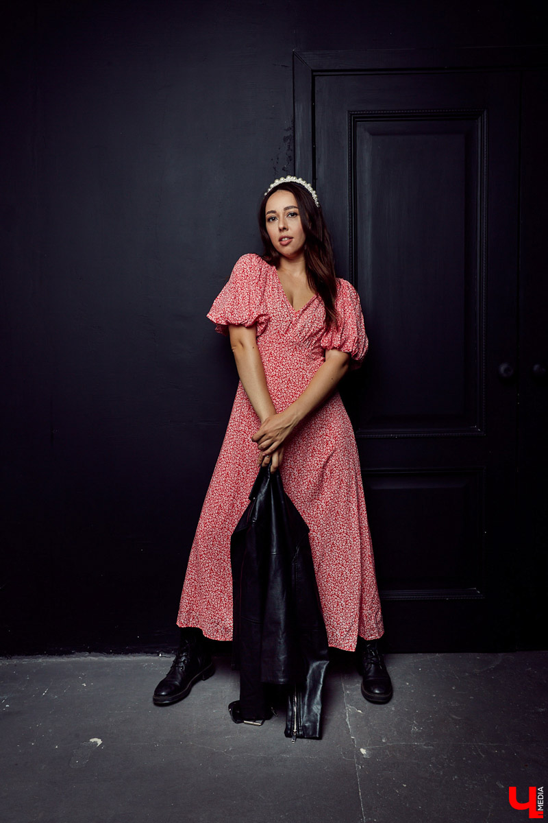 Как одевается стилист? Заглядываем в гардероб к Яне Хисматулиной — владимирскому имиджмейкеру, которая училась у многих известных персон, в том числе, Александра Рогова и Карины Нигай, и теперь умеет создавать образы с перчинкой.