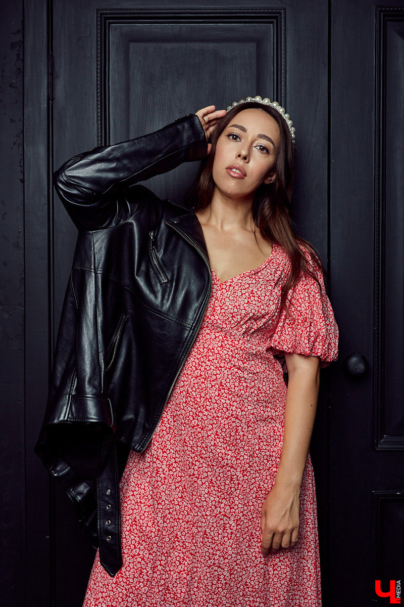 Как одевается стилист? Заглядываем в гардероб к Яне Хисматулиной — владимирскому имиджмейкеру, которая училась у многих известных персон, в том числе, Александра Рогова и Карины Нигай, и теперь умеет создавать образы с перчинкой.