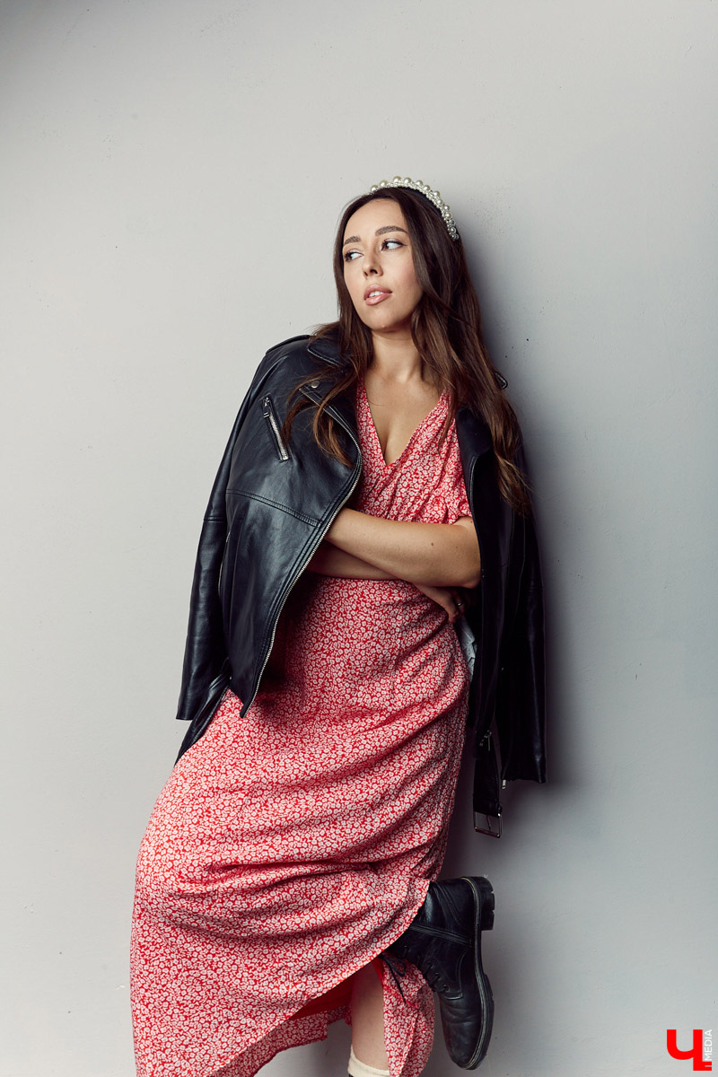 Как одевается стилист? Заглядываем в гардероб к Яне Хисматулиной — владимирскому имиджмейкеру, которая училась у многих известных персон, в том числе, Александра Рогова и Карины Нигай, и теперь умеет создавать образы с перчинкой.