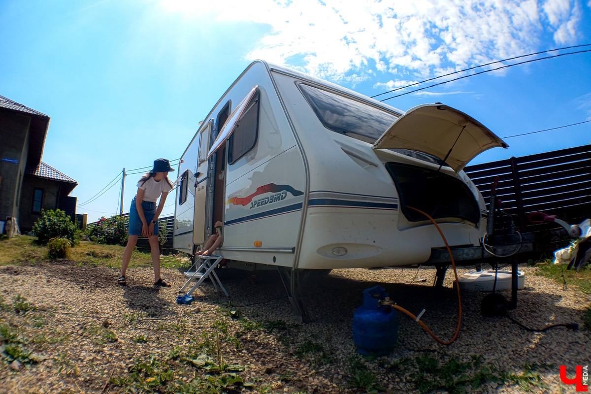 Евгения Королева с мужем купила автоприцеп для путешествий и планирует поехать на нем в Карелию с тремя детьми. Как новинка выглядит изнутри после небольшого преображения?