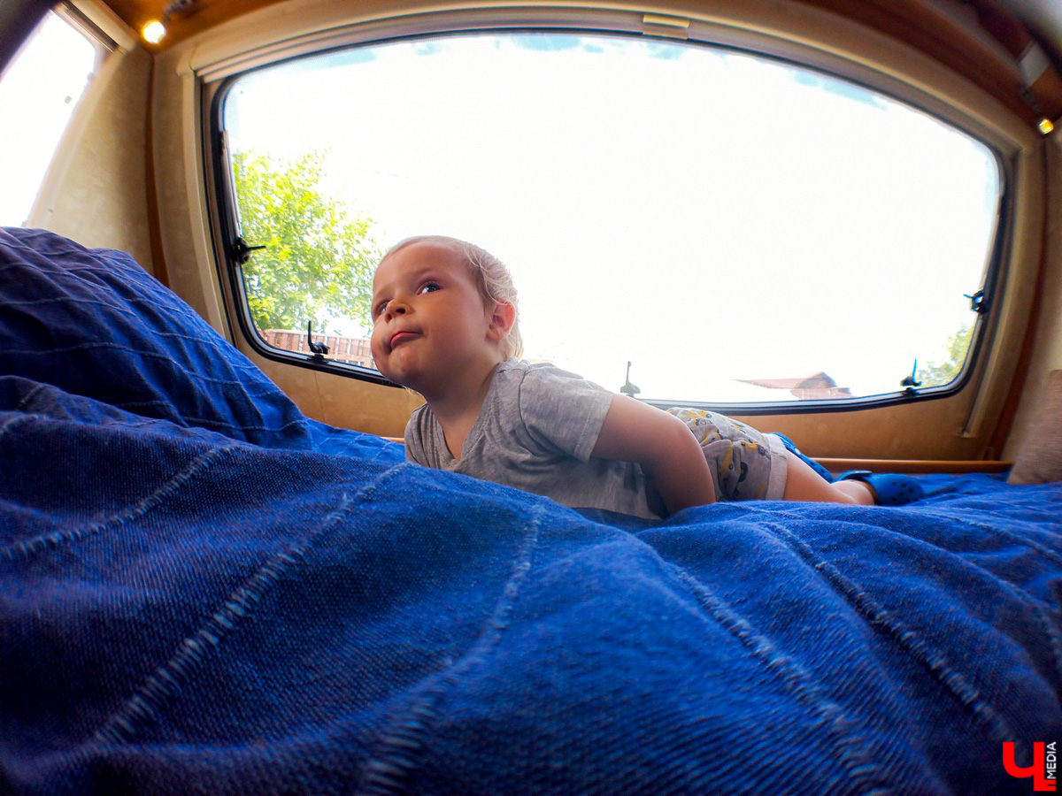 Евгения Королева с мужем купила автоприцеп для путешествий и планирует поехать на нем в Карелию с тремя детьми. Как новинка выглядит изнутри после небольшого преображения?