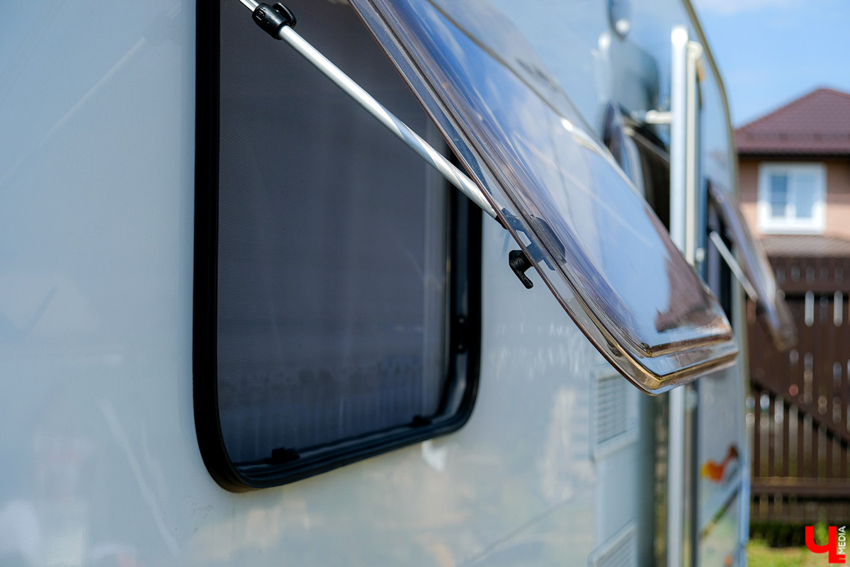 Евгения Королева с мужем купила автоприцеп для путешествий и планирует поехать на нем в Карелию с тремя детьми. Как новинка выглядит изнутри после небольшого преображения?