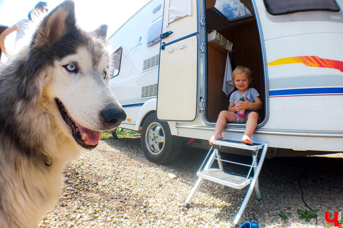 Евгения Королева с мужем купила автоприцеп для путешествий и планирует поехать на нем в Карелию с тремя детьми. Как новинка выглядит изнутри после небольшого преображения?