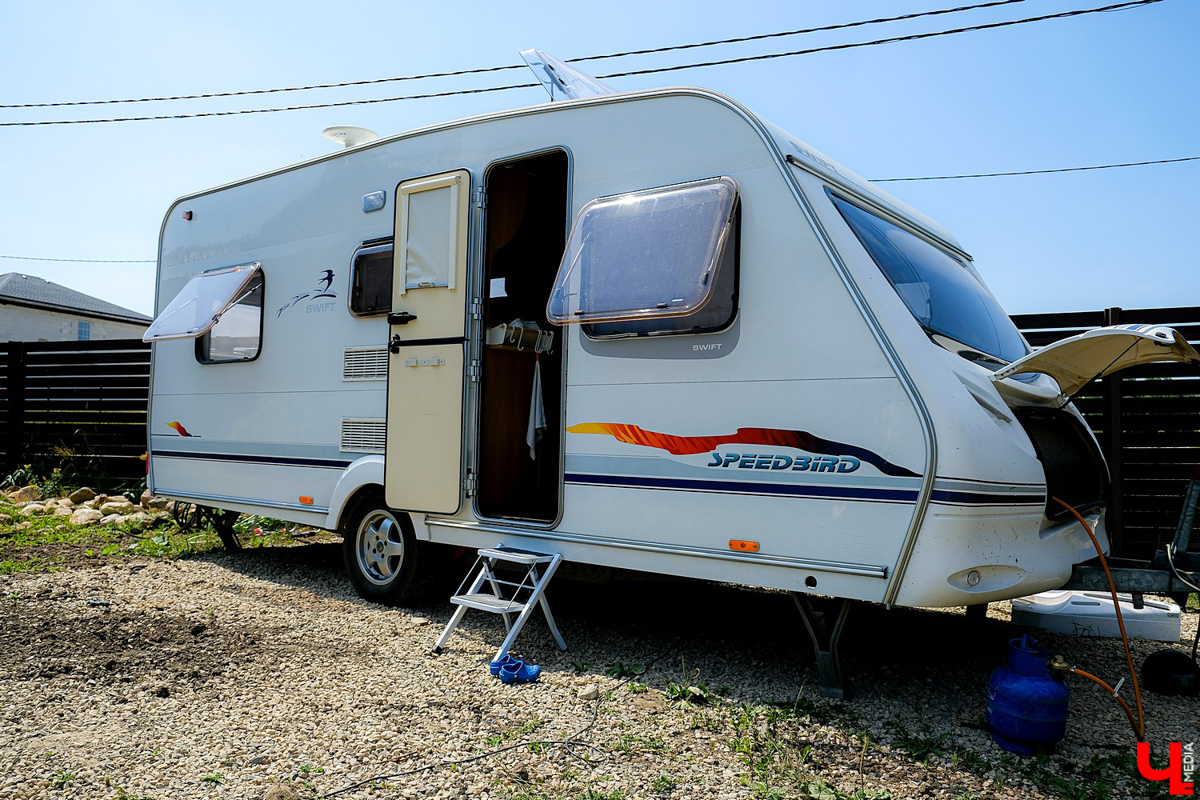 Евгения Королева с мужем купила автоприцеп для путешествий и планирует поехать на нем в Карелию с тремя детьми. Как новинка выглядит изнутри после небольшого преображения?