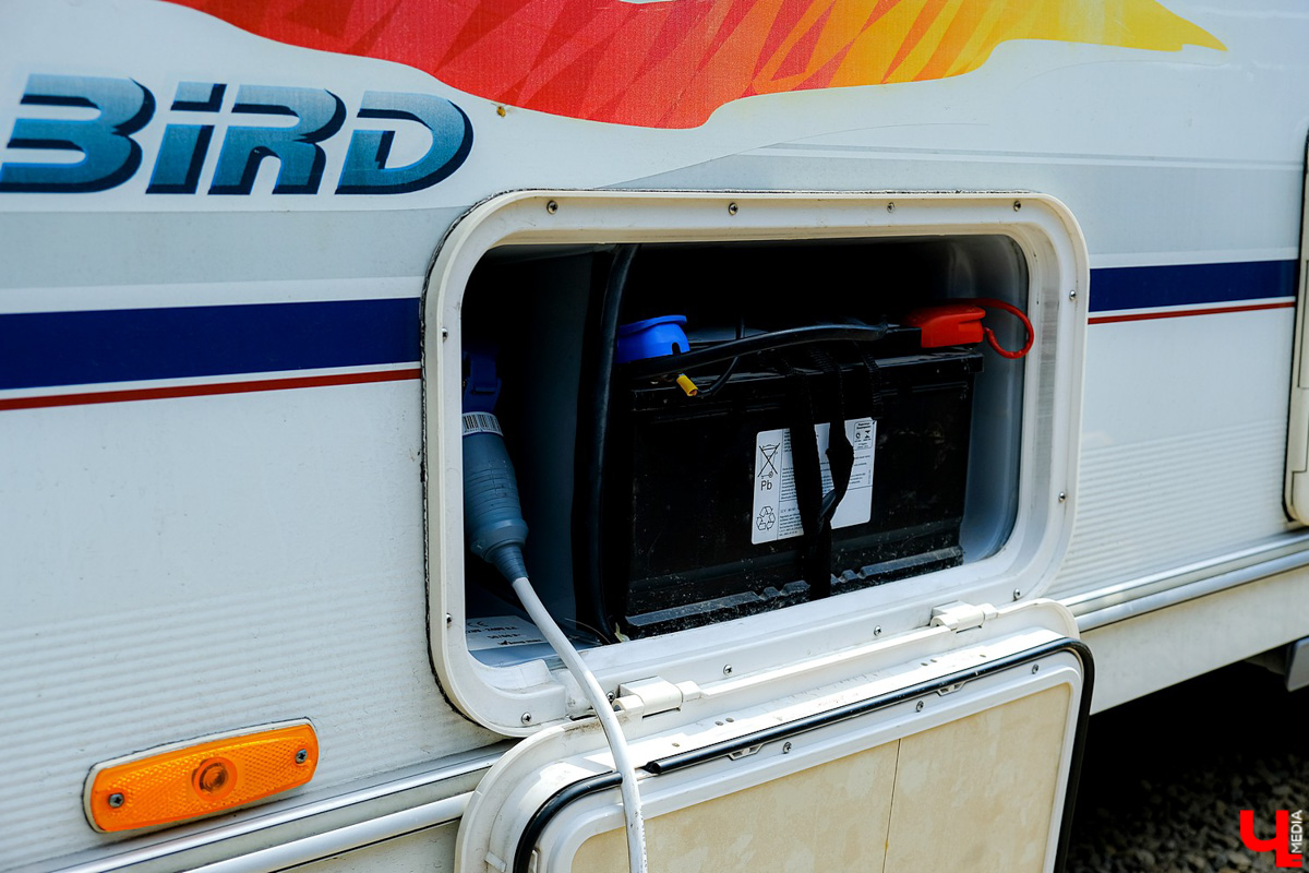 Евгения Королева с мужем купила автоприцеп для путешествий и планирует поехать на нем в Карелию с тремя детьми. Как новинка выглядит изнутри после небольшого преображения?