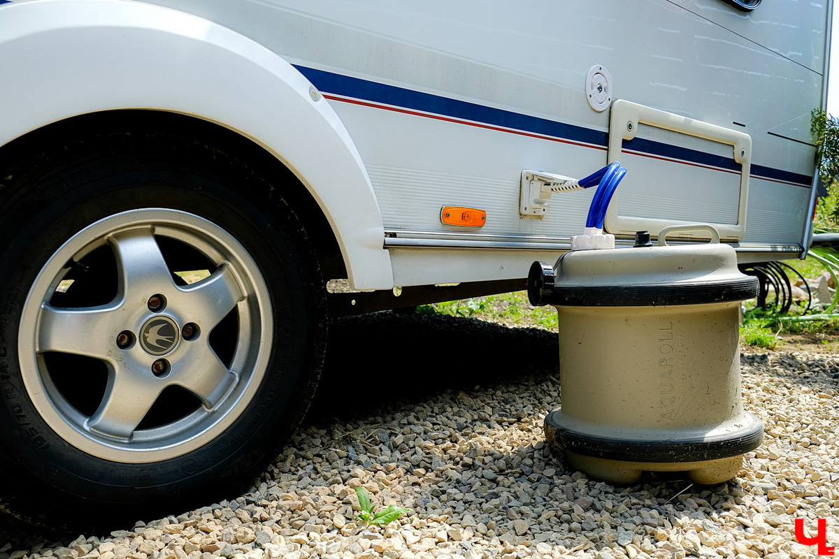 Евгения Королева с мужем купила автоприцеп для путешествий и планирует поехать на нем в Карелию с тремя детьми. Как новинка выглядит изнутри после небольшого преображения?