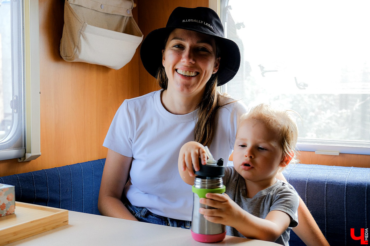 Евгения Королева с мужем купила автоприцеп для путешествий и планирует поехать на нем в Карелию с тремя детьми. Как новинка выглядит изнутри после небольшого преображения?