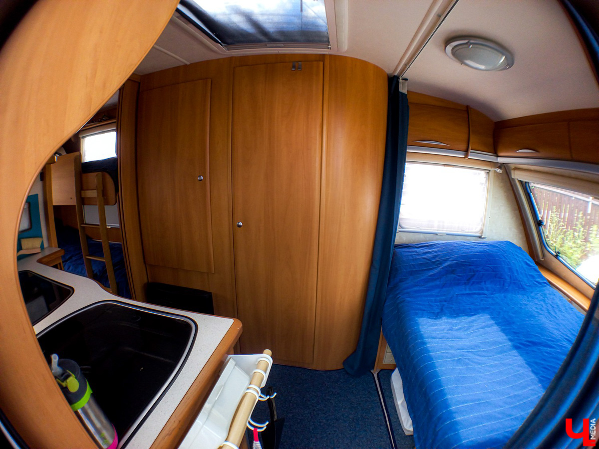 Евгения Королева с мужем купила автоприцеп для путешествий и планирует поехать на нем в Карелию с тремя детьми. Как новинка выглядит изнутри после небольшого преображения?