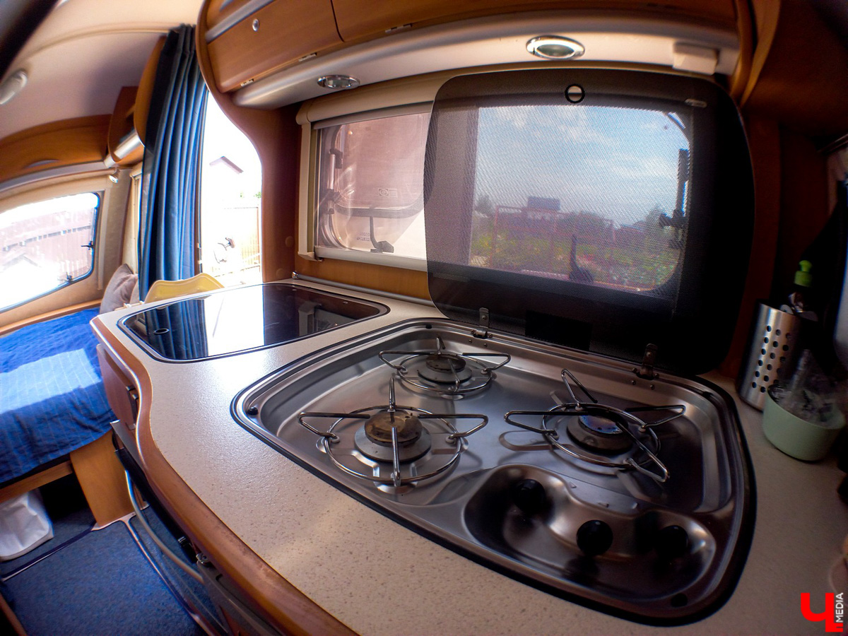 Евгения Королева с мужем купила автоприцеп для путешествий и планирует поехать на нем в Карелию с тремя детьми. Как новинка выглядит изнутри после небольшого преображения?