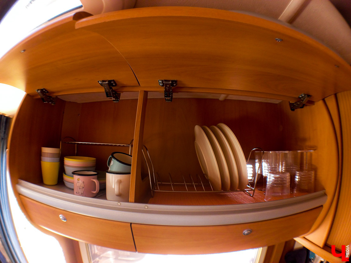 Евгения Королева с мужем купила автоприцеп для путешествий и планирует поехать на нем в Карелию с тремя детьми. Как новинка выглядит изнутри после небольшого преображения?