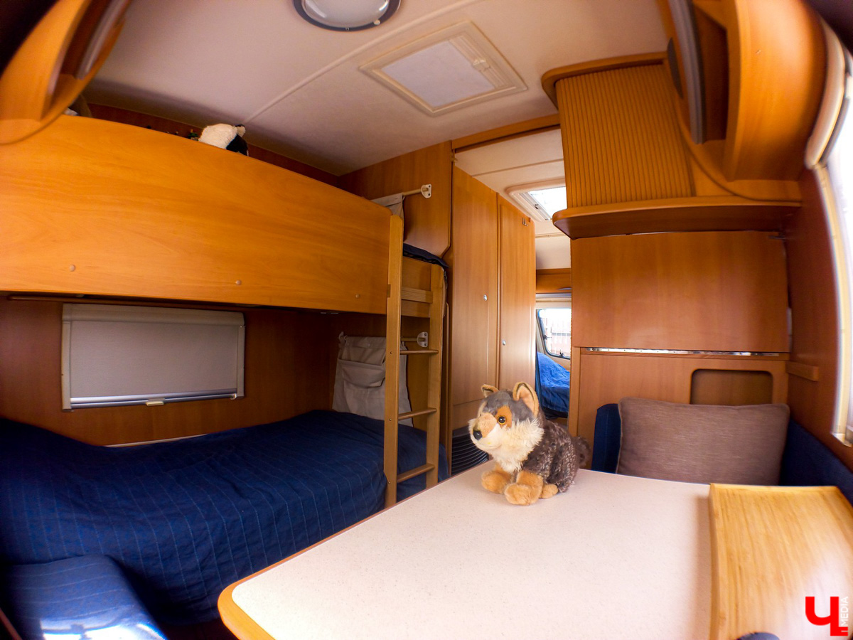 Евгения Королева с мужем купила автоприцеп для путешествий и планирует поехать на нем в Карелию с тремя детьми. Как новинка выглядит изнутри после небольшого преображения?