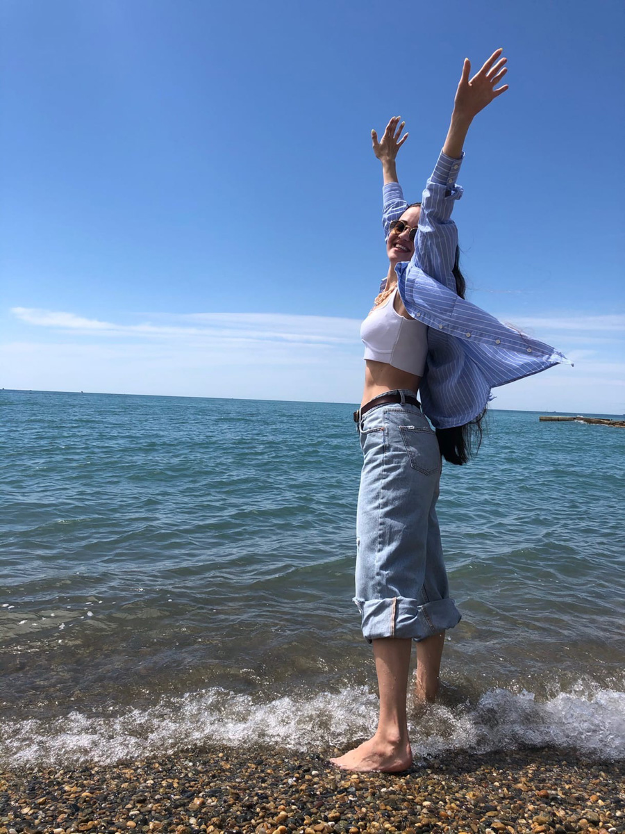 Анастасия Савельева начала новую жизнь, внезапно переехав в обожаемый многими Сочи. Сегодня она готова поделиться с нами своими впечатлениями от города-курорта и, конечно, сравнить Сочи с родным Владимиром.