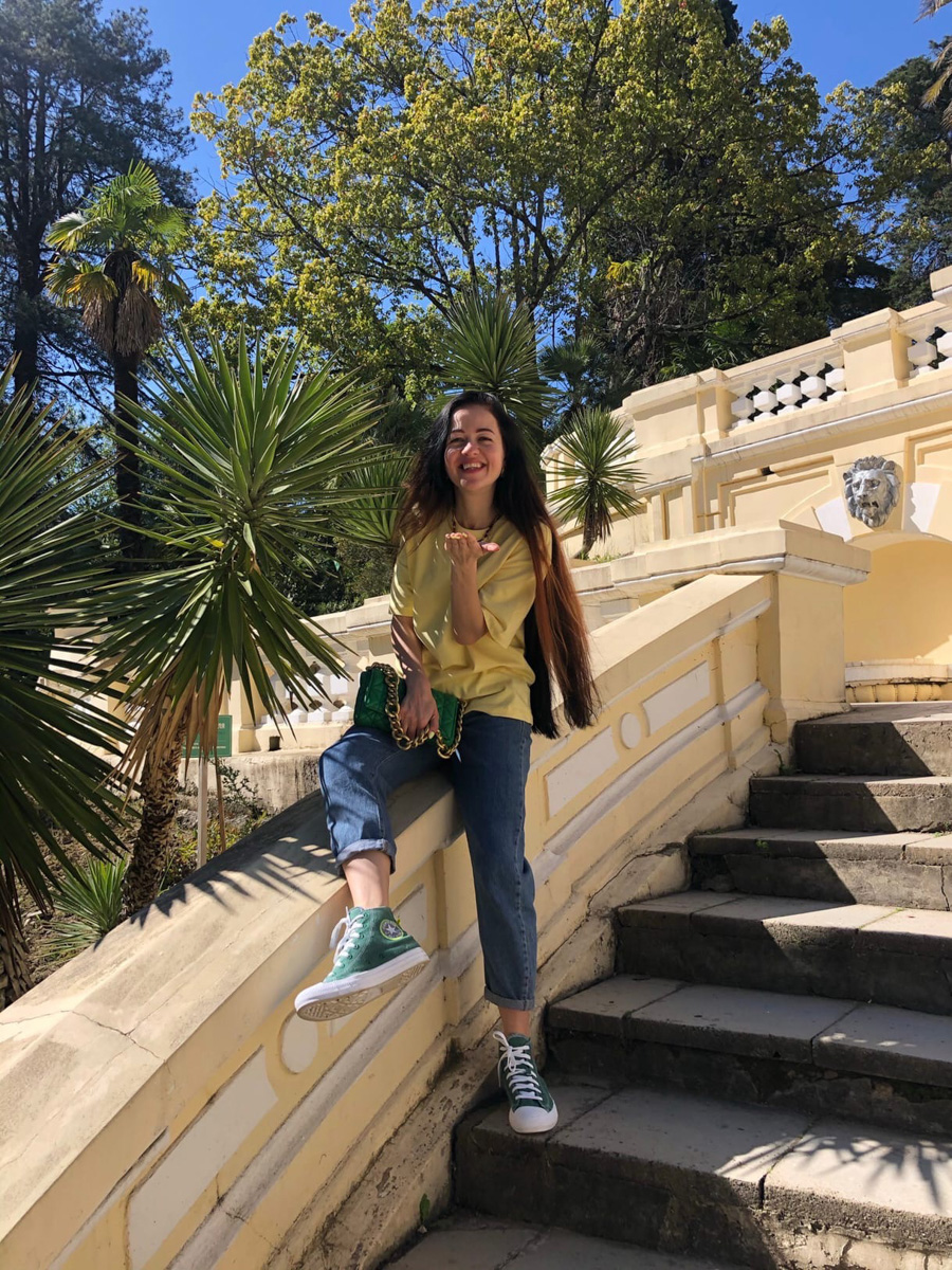 Анастасия Савельева начала новую жизнь, внезапно переехав в обожаемый многими Сочи. Сегодня она готова поделиться с нами своими впечатлениями от города-курорта и, конечно, сравнить Сочи с родным Владимиром.