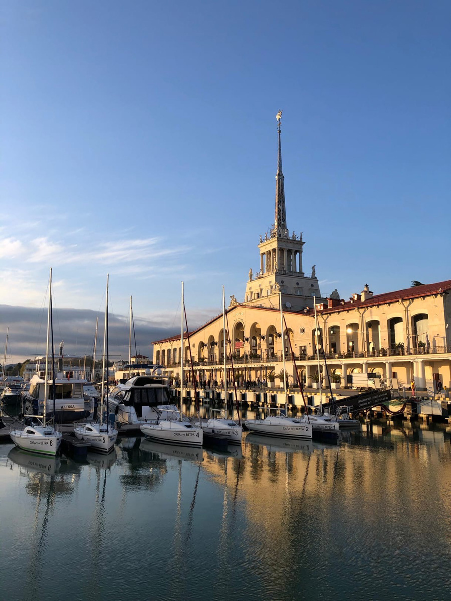 Анастасия Савельева начала новую жизнь, внезапно переехав в обожаемый многими Сочи. Сегодня она готова поделиться с нами своими впечатлениями от города-курорта и, конечно, сравнить Сочи с родным Владимиром.