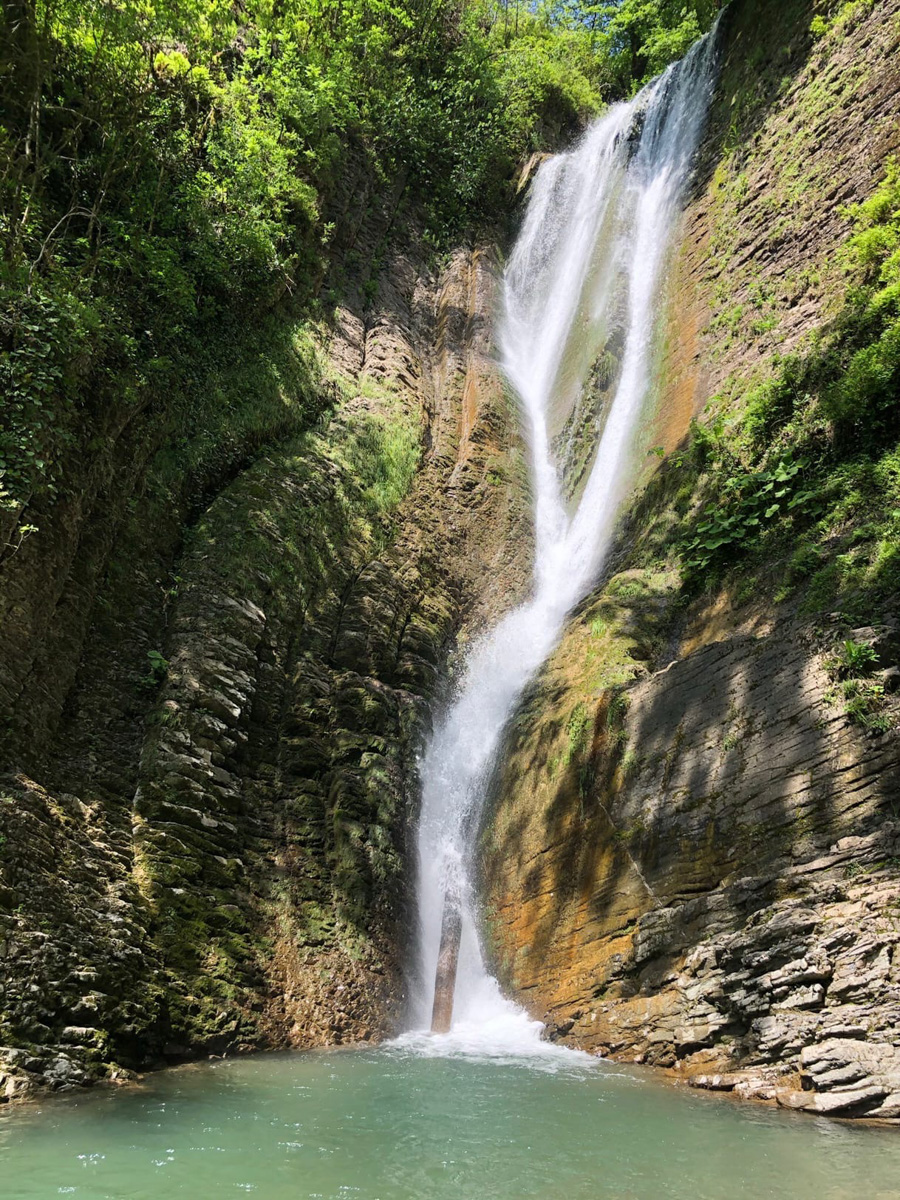 Анастасия Савельева начала новую жизнь, внезапно переехав в обожаемый многими Сочи. Сегодня она готова поделиться с нами своими впечатлениями от города-курорта и, конечно, сравнить Сочи с родным Владимиром.