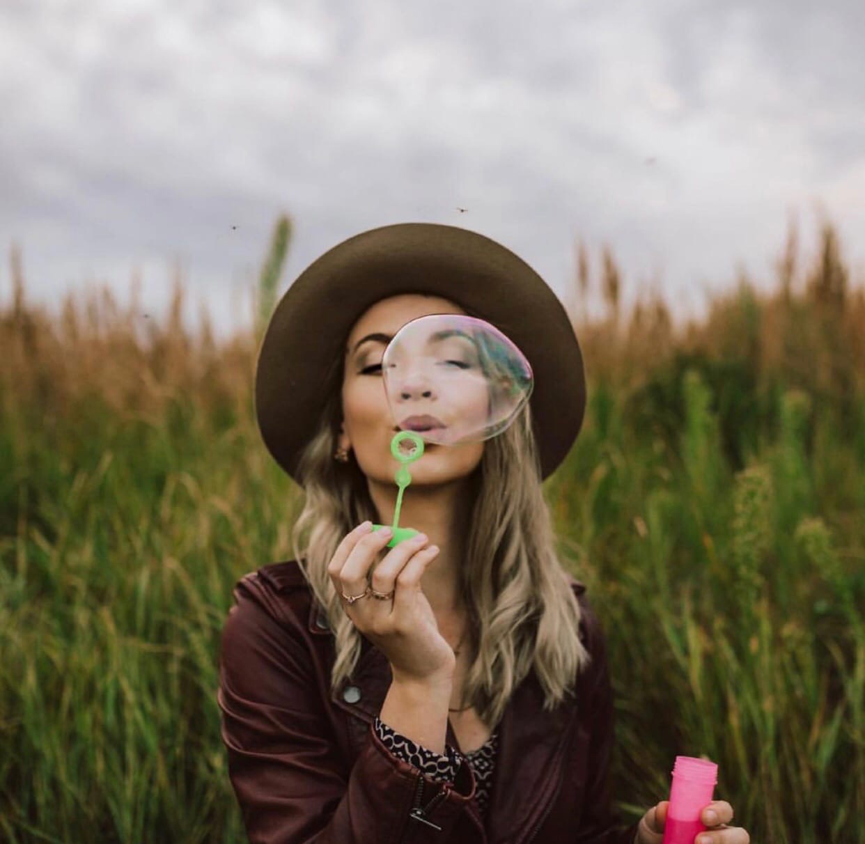 AR-маски – настоящий тренд современности. Изначально они были лишь развлечением, но потом стали буквально главным инструментом продвижения личного бренда в Instagram. Олеся Журавлева из Владимира год назад как раз стала автором популярных фильтров, которыми теперь пользуются именитые блогеры, предприниматели и звезды шоу-биза. 