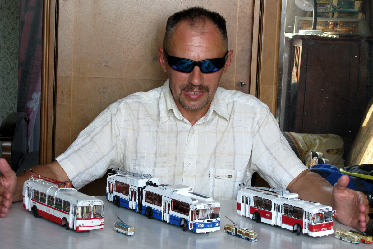 У Александра Бранникова дома хранятся 7 троллейбусов. И это не квартира такая большая, а троллейбусы маленькие. Модели выполнены в масштабах 1 к 47 и 1 к 200. Об удивительном увлечении мы расспросили мастера.