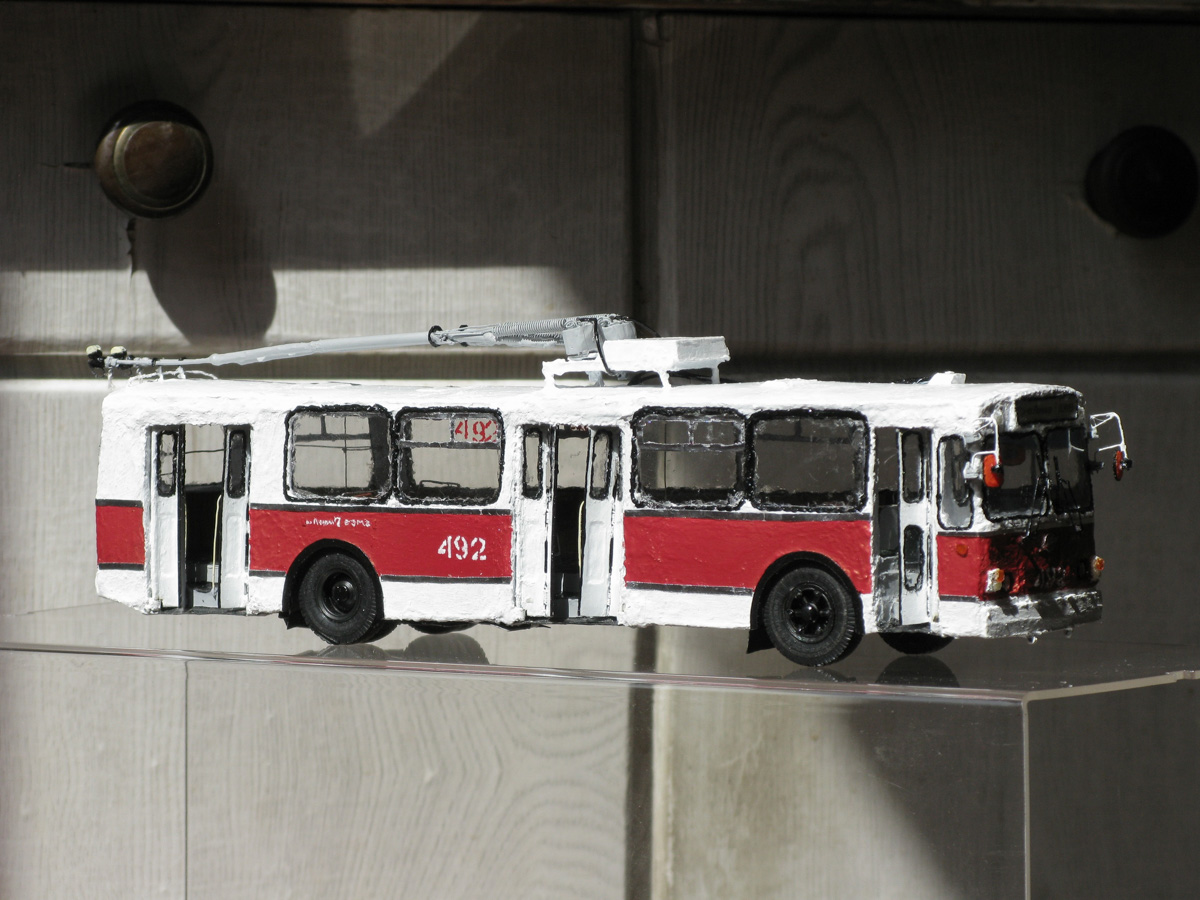 У Александра Бранникова дома хранятся 7 троллейбусов. И это не квартира такая большая, а троллейбусы маленькие. Модели выполнены в масштабах 1 к 47 и 1 к 200. Об удивительном увлечении мы расспросили мастера.