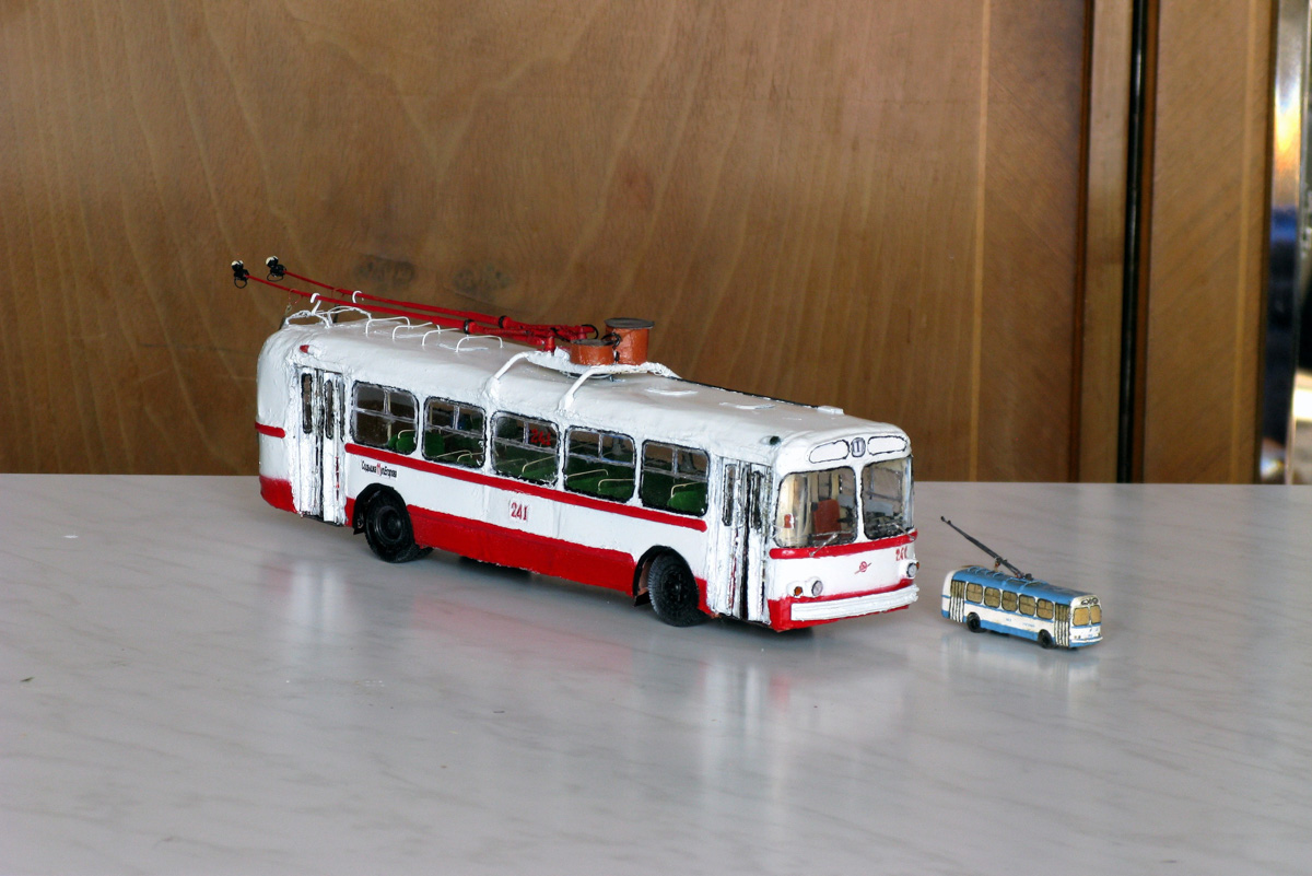 У Александра Бранникова дома хранятся 7 троллейбусов. И это не квартира такая большая, а троллейбусы маленькие. Модели выполнены в масштабах 1 к 47 и 1 к 200. Об удивительном увлечении мы расспросили мастера.