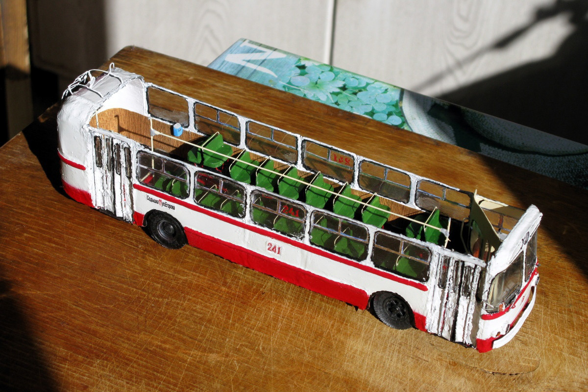 У Александра Бранникова дома хранятся 7 троллейбусов. И это не квартира такая большая, а троллейбусы маленькие. Модели выполнены в масштабах 1 к 47 и 1 к 200. Об удивительном увлечении мы расспросили мастера.