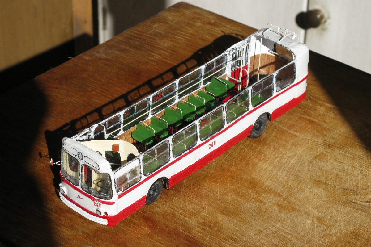 У Александра Бранникова дома хранятся 7 троллейбусов. И это не квартира такая большая, а троллейбусы маленькие. Модели выполнены в масштабах 1 к 47 и 1 к 200. Об удивительном увлечении мы расспросили мастера.