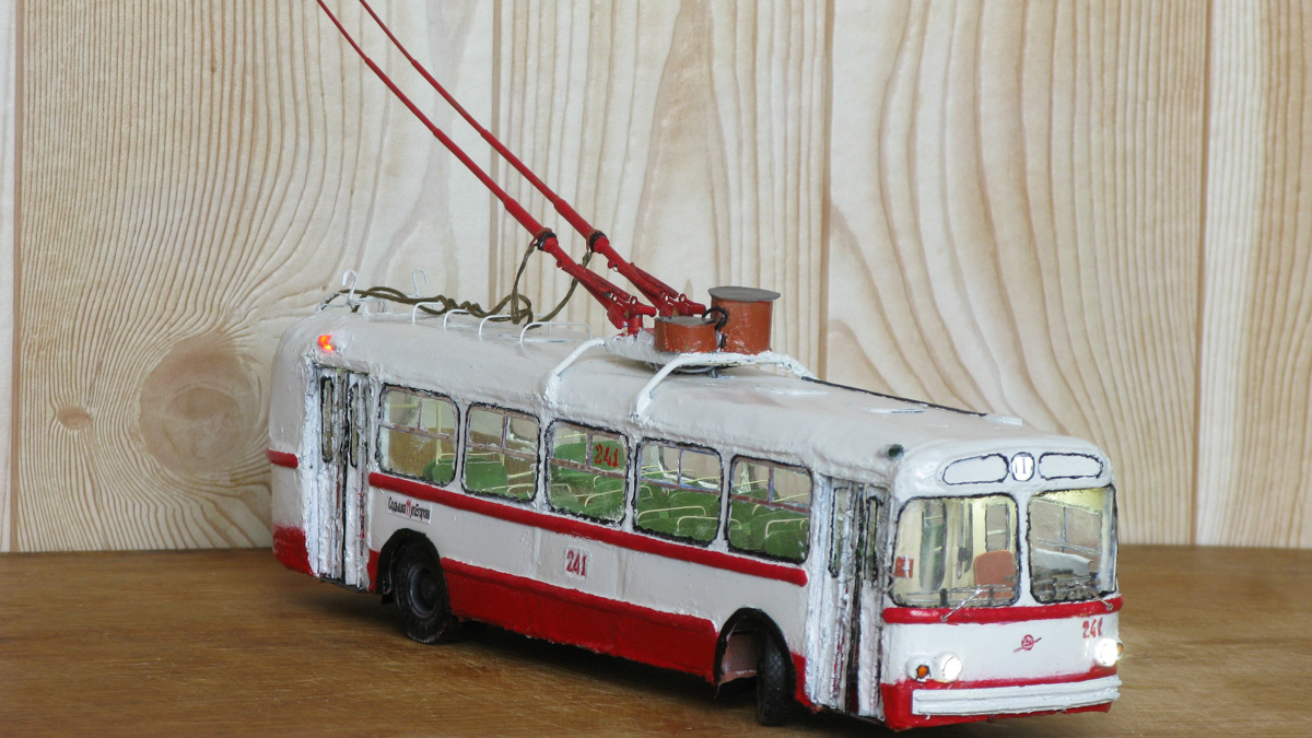 У Александра Бранникова дома хранятся 7 троллейбусов. И это не квартира такая большая, а троллейбусы маленькие. Модели выполнены в масштабах 1 к 47 и 1 к 200. Об удивительном увлечении мы расспросили мастера.