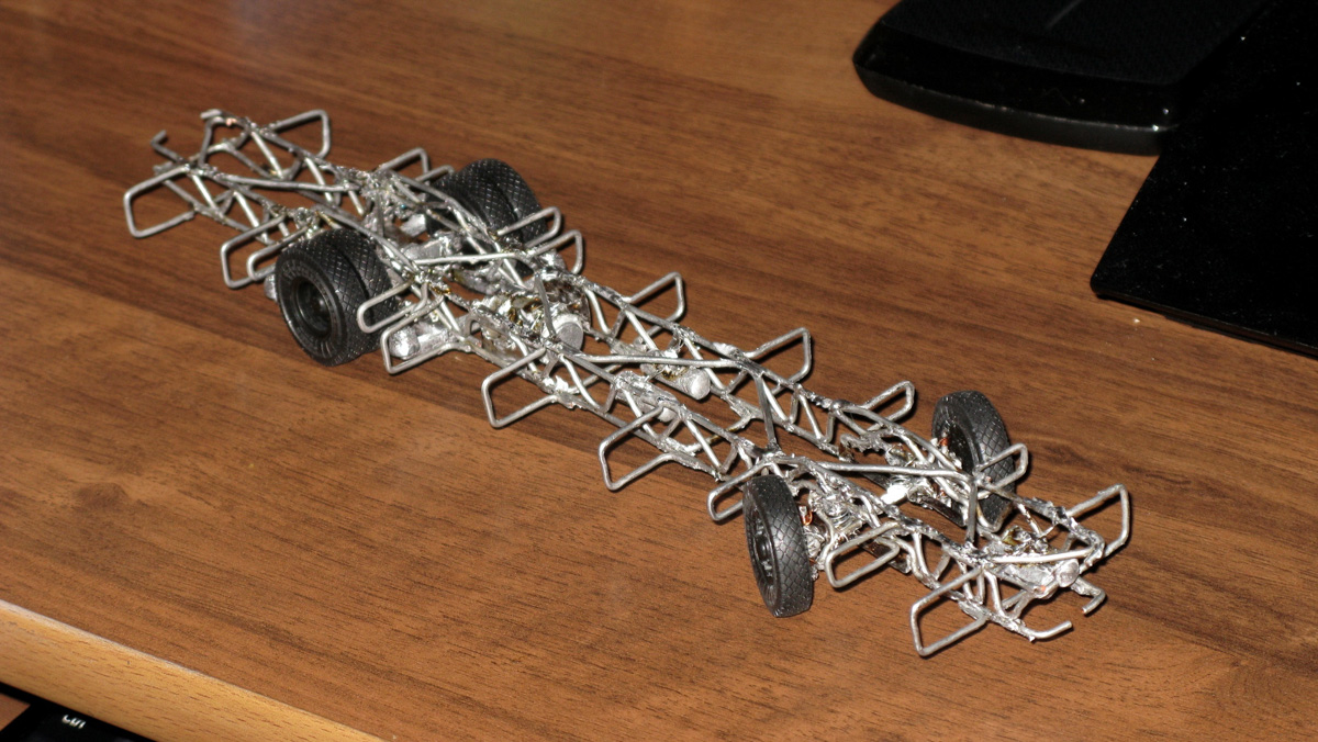 У Александра Бранникова дома хранятся 7 троллейбусов. И это не квартира такая большая, а троллейбусы маленькие. Модели выполнены в масштабах 1 к 47 и 1 к 200. Об удивительном увлечении мы расспросили мастера.