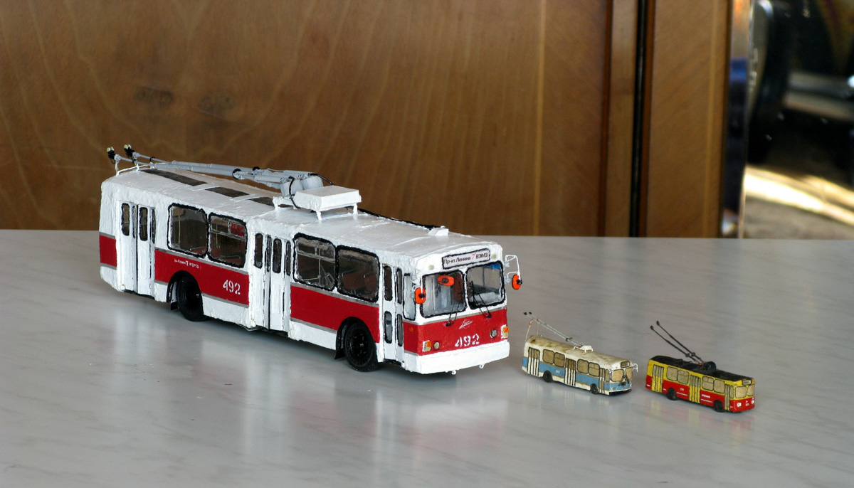 У Александра Бранникова дома хранятся 7 троллейбусов. И это не квартира такая большая, а троллейбусы маленькие. Модели выполнены в масштабах 1 к 47 и 1 к 200. Об удивительном увлечении мы расспросили мастера.