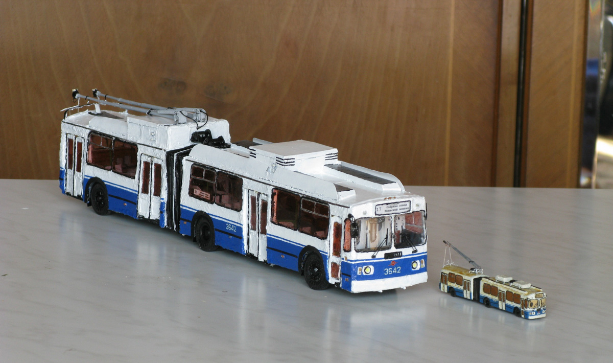 У Александра Бранникова дома хранятся 7 троллейбусов. И это не квартира такая большая, а троллейбусы маленькие. Модели выполнены в масштабах 1 к 47 и 1 к 200. Об удивительном увлечении мы расспросили мастера.