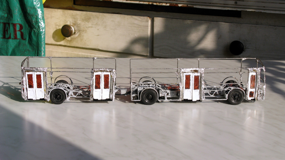 У Александра Бранникова дома хранятся 7 троллейбусов. И это не квартира такая большая, а троллейбусы маленькие. Модели выполнены в масштабах 1 к 47 и 1 к 200. Об удивительном увлечении мы расспросили мастера.