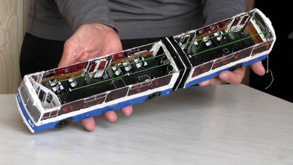 У Александра Бранникова дома хранятся 7 троллейбусов. И это не квартира такая большая, а троллейбусы маленькие. Модели выполнены в масштабах 1 к 47 и 1 к 200. Об удивительном увлечении мы расспросили мастера.