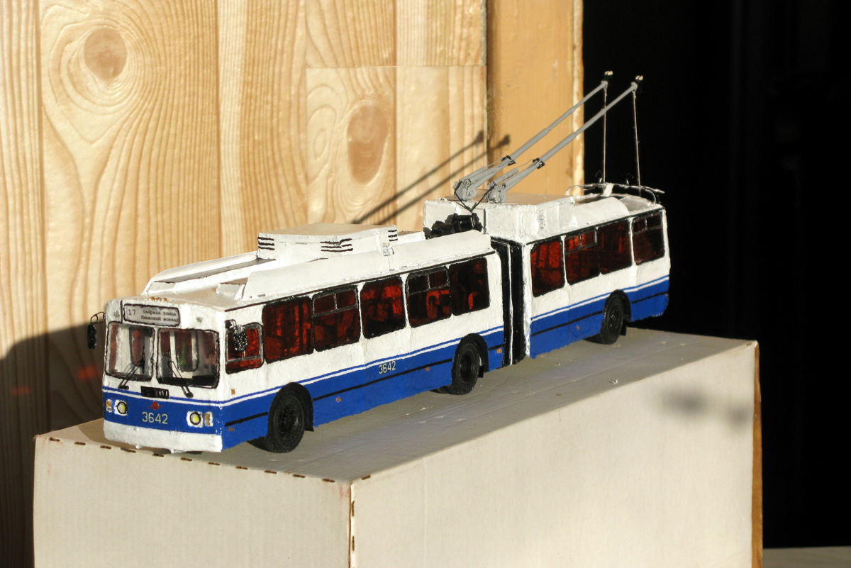 У Александра Бранникова дома хранятся 7 троллейбусов. И это не квартира такая большая, а троллейбусы маленькие. Модели выполнены в масштабах 1 к 47 и 1 к 200. Об удивительном увлечении мы расспросили мастера.