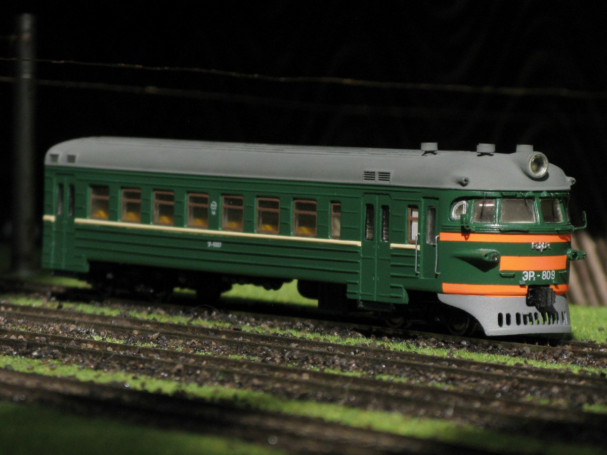 У Александра Бранникова дома хранятся 7 троллейбусов. И это не квартира такая большая, а троллейбусы маленькие. Модели выполнены в масштабах 1 к 47 и 1 к 200. Об удивительном увлечении мы расспросили мастера.