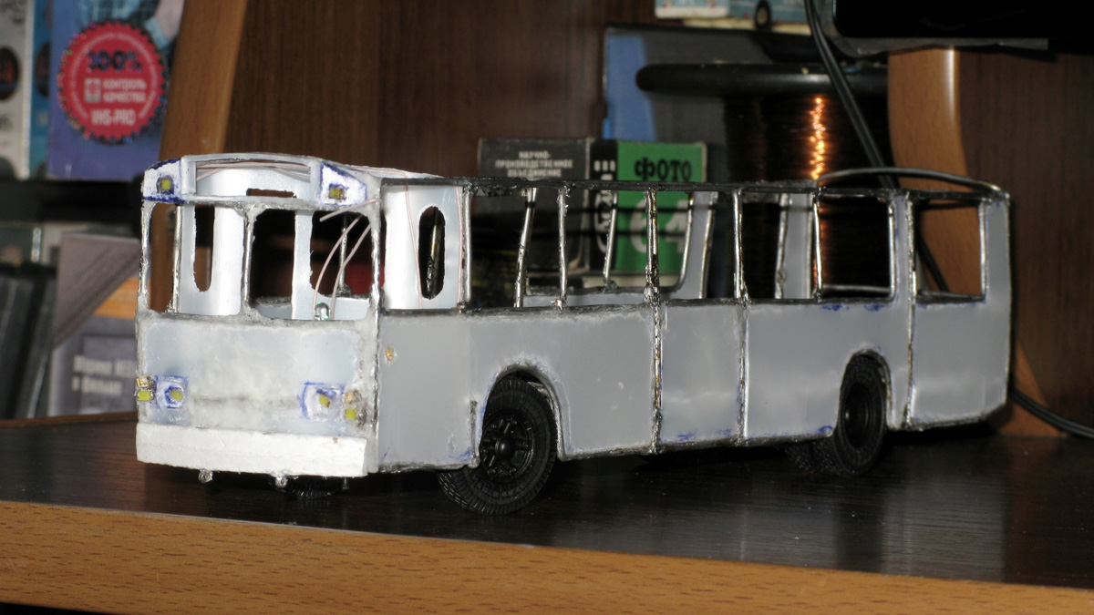 У Александра Бранникова дома хранятся 7 троллейбусов. И это не квартира такая большая, а троллейбусы маленькие. Модели выполнены в масштабах 1 к 47 и 1 к 200. Об удивительном увлечении мы расспросили мастера.