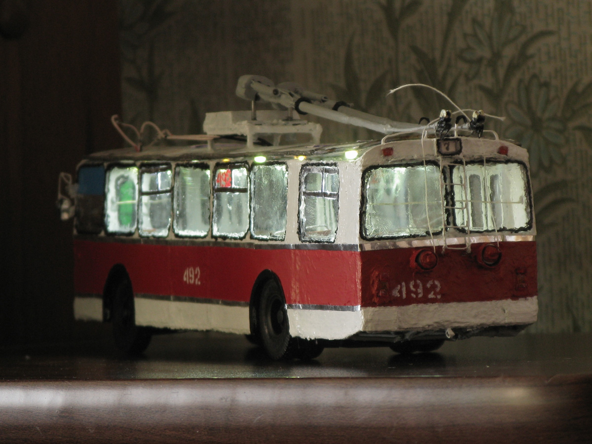 У Александра Бранникова дома хранятся 7 троллейбусов. И это не квартира такая большая, а троллейбусы маленькие. Модели выполнены в масштабах 1 к 47 и 1 к 200. Об удивительном увлечении мы расспросили мастера.