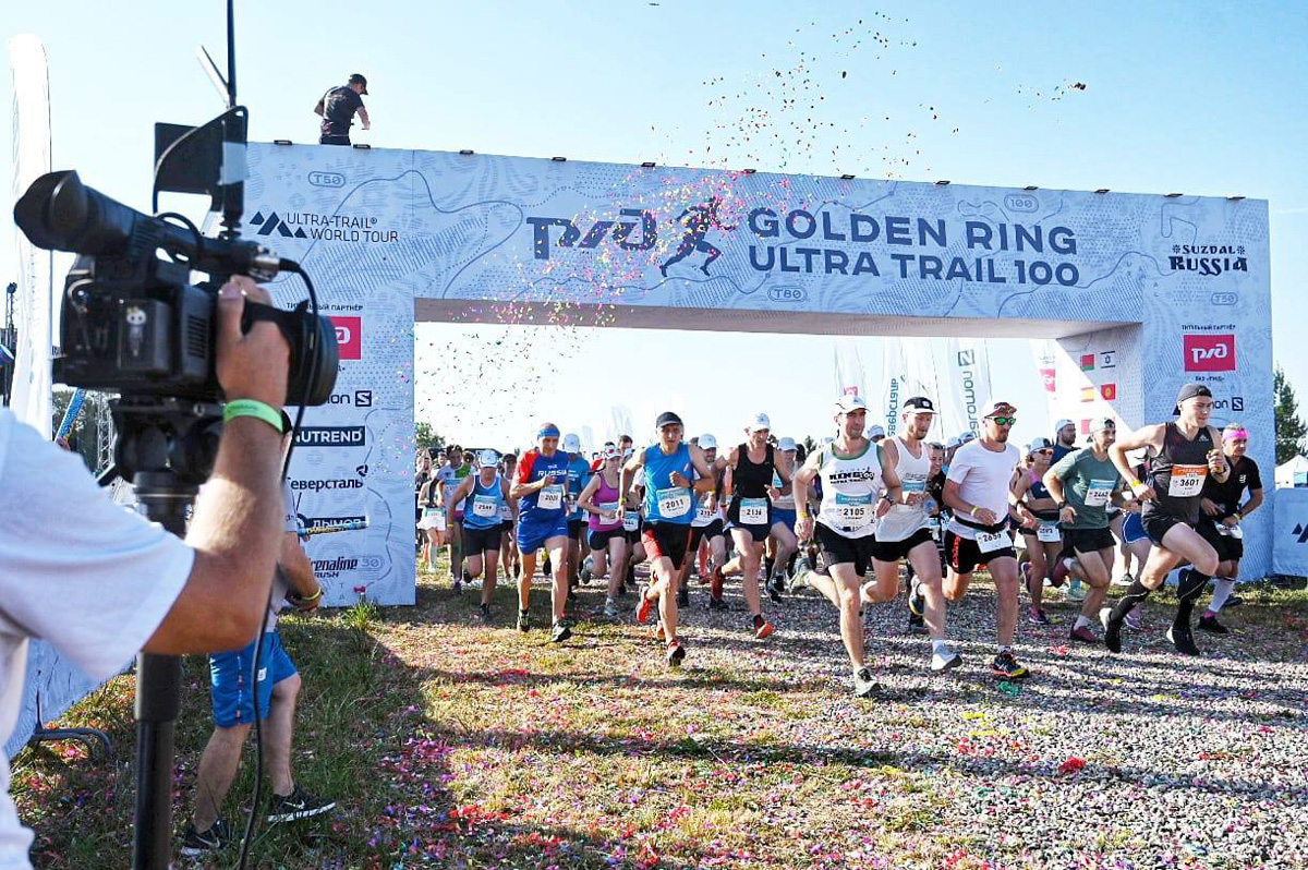 В эти выходные в Суздале прошел традиционный бег по пересеченной местности с элементами кросса на различные дистанции. Три дня 4233 спортсмена преодолевали склоны, леса, поля, аномальную жару, тем самым проверяя себя на прочность.