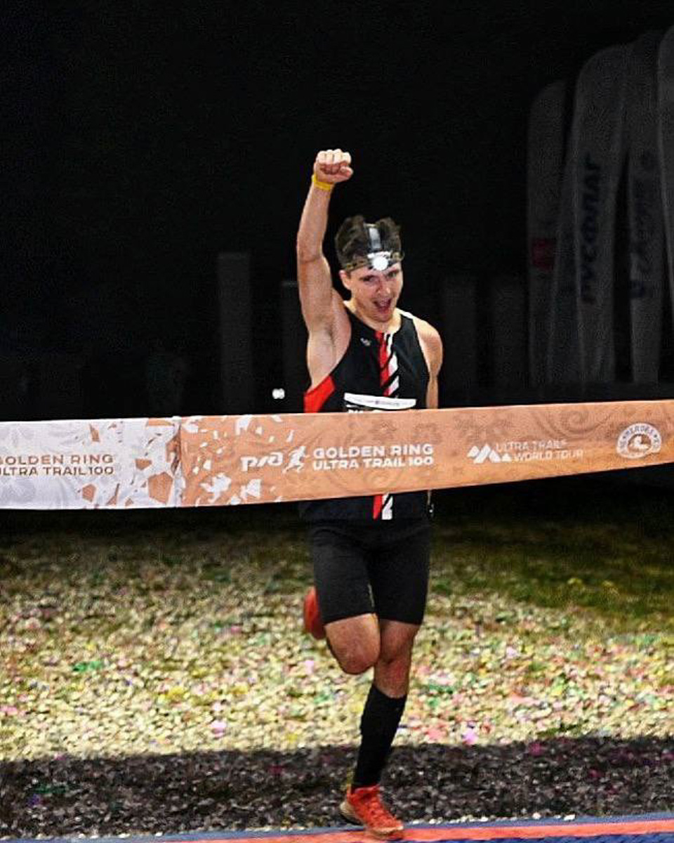 В эти выходные в Суздале прошел традиционный бег по пересеченной местности с элементами кросса на различные дистанции. Три дня 4233 спортсмена преодолевали склоны, леса, поля, аномальную жару, тем самым проверяя себя на прочность.