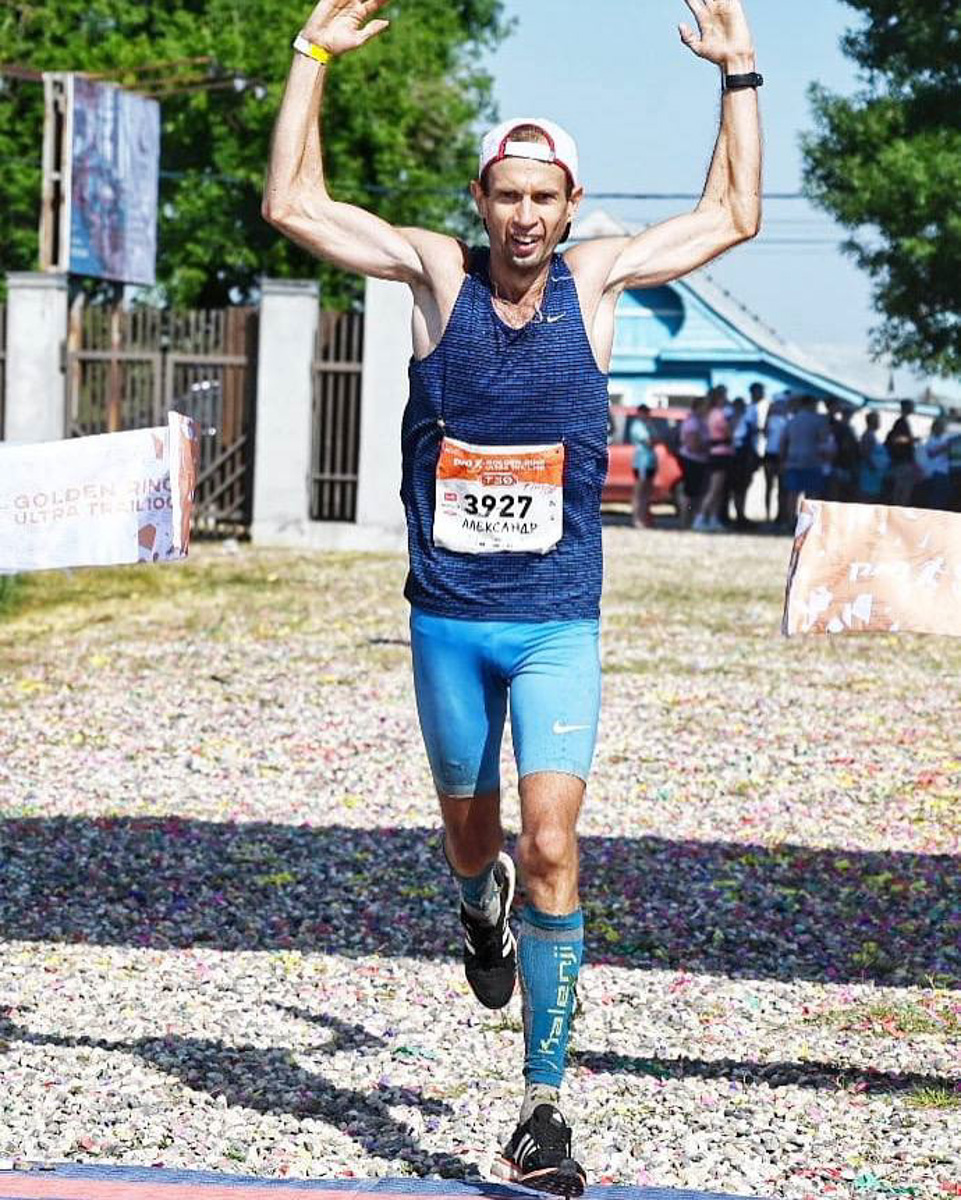 В эти выходные в Суздале прошел традиционный бег по пересеченной местности с элементами кросса на различные дистанции. Три дня 4233 спортсмена преодолевали склоны, леса, поля, аномальную жару, тем самым проверяя себя на прочность.