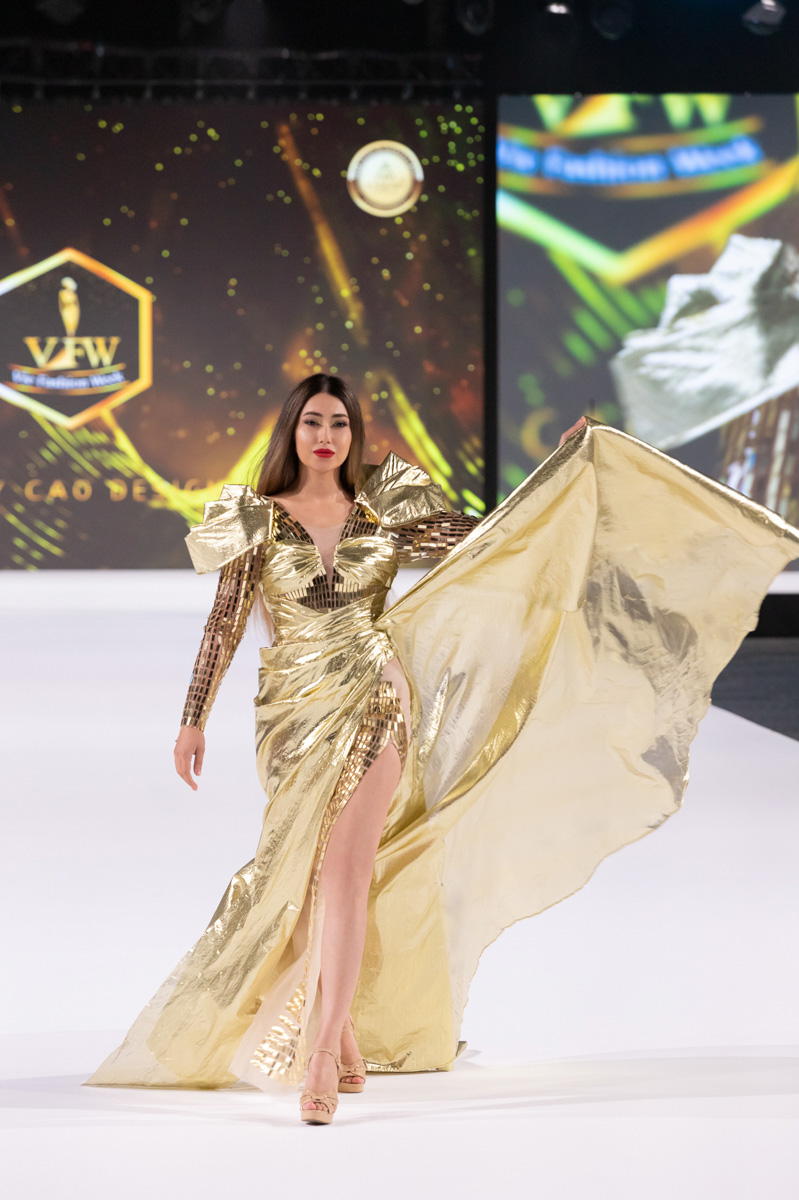 Гюлю Захидли, единственная в нашей стране, стала участницей дубайской Недели моды VIE FASHION WEEK.