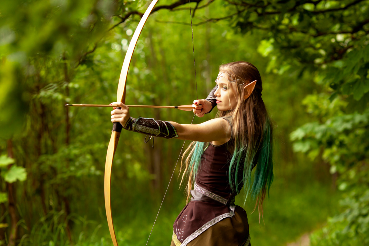 Этим летом владимирские фотографы и модели выбрались на природу, чтобы примерить на себя образы светлых и темных духов.