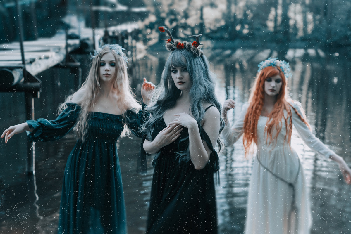 Этим летом владимирские фотографы и модели выбрались на природу, чтобы примерить на себя образы светлых и темных духов.