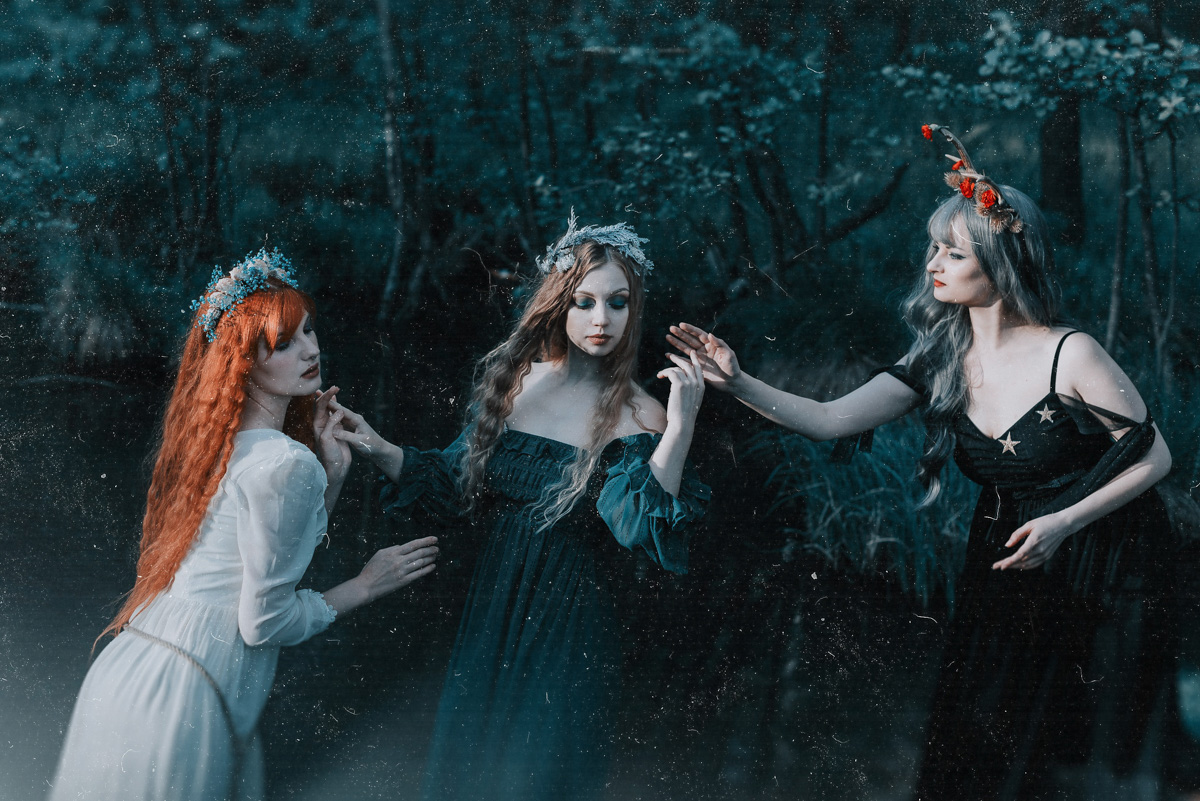 Этим летом владимирские фотографы и модели выбрались на природу, чтобы примерить на себя образы светлых и темных духов.