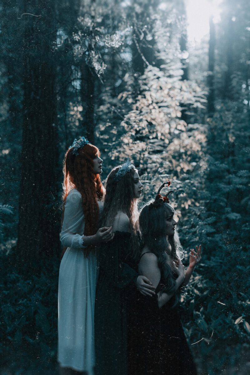 Этим летом владимирские фотографы и модели выбрались на природу, чтобы примерить на себя образы светлых и темных духов.