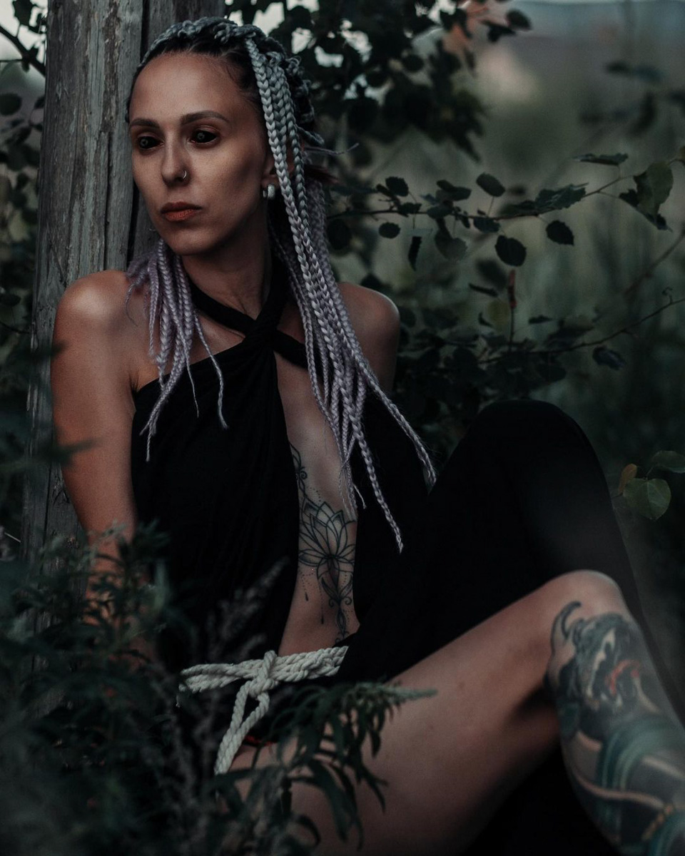 Этим летом владимирские фотографы и модели выбрались на природу, чтобы примерить на себя образы светлых и темных духов.