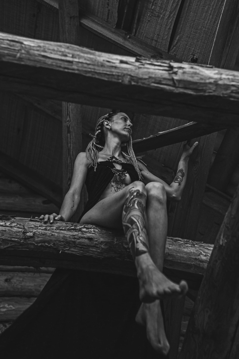 Этим летом владимирские фотографы и модели выбрались на природу, чтобы примерить на себя образы светлых и темных духов.