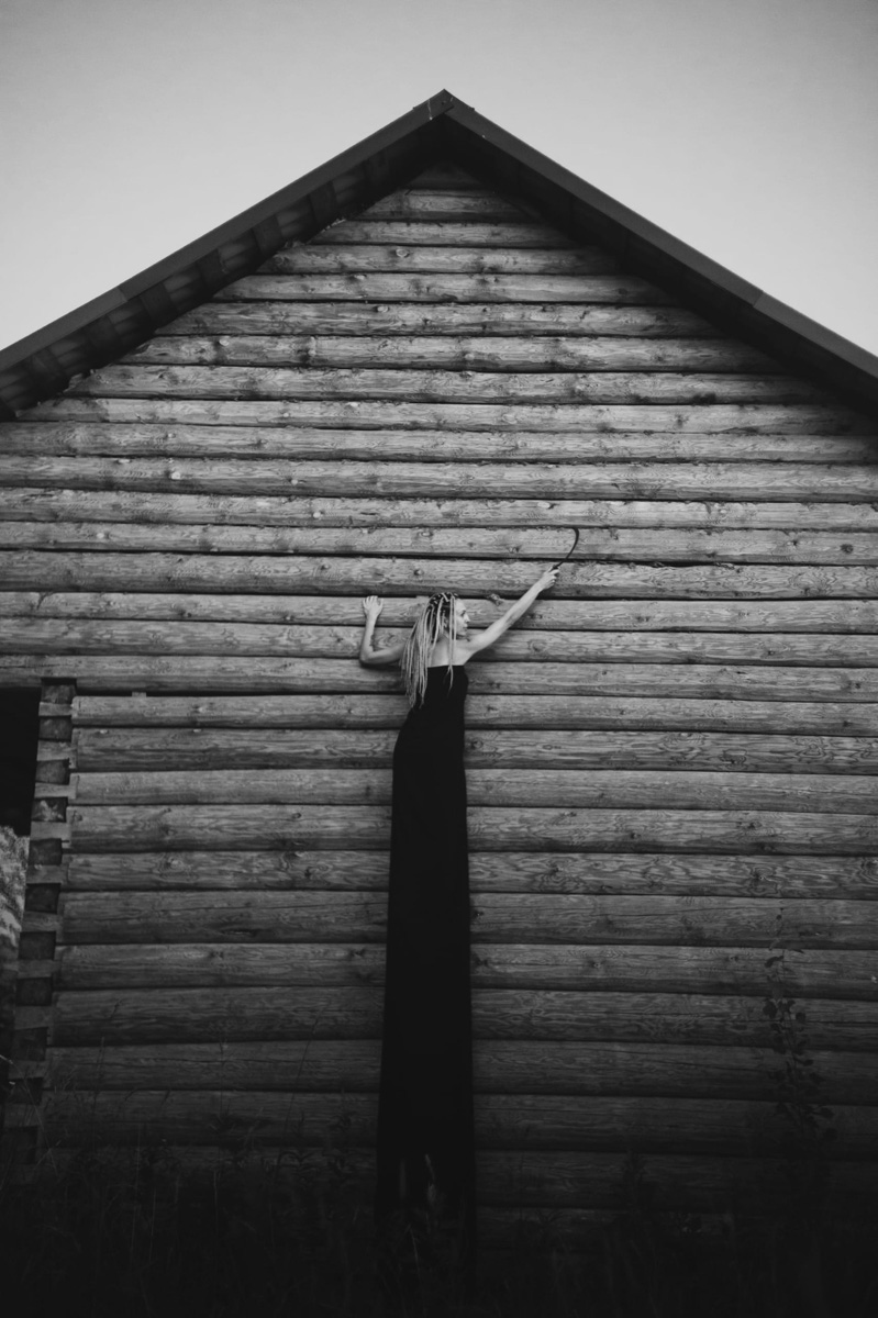 Этим летом владимирские фотографы и модели выбрались на природу, чтобы примерить на себя образы светлых и темных духов.