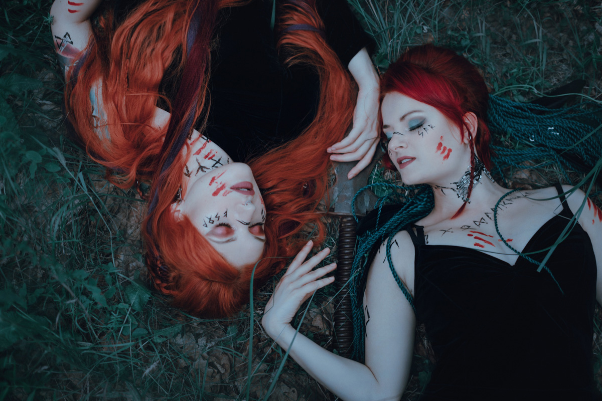 Этим летом владимирские фотографы и модели выбрались на природу, чтобы примерить на себя образы светлых и темных духов.