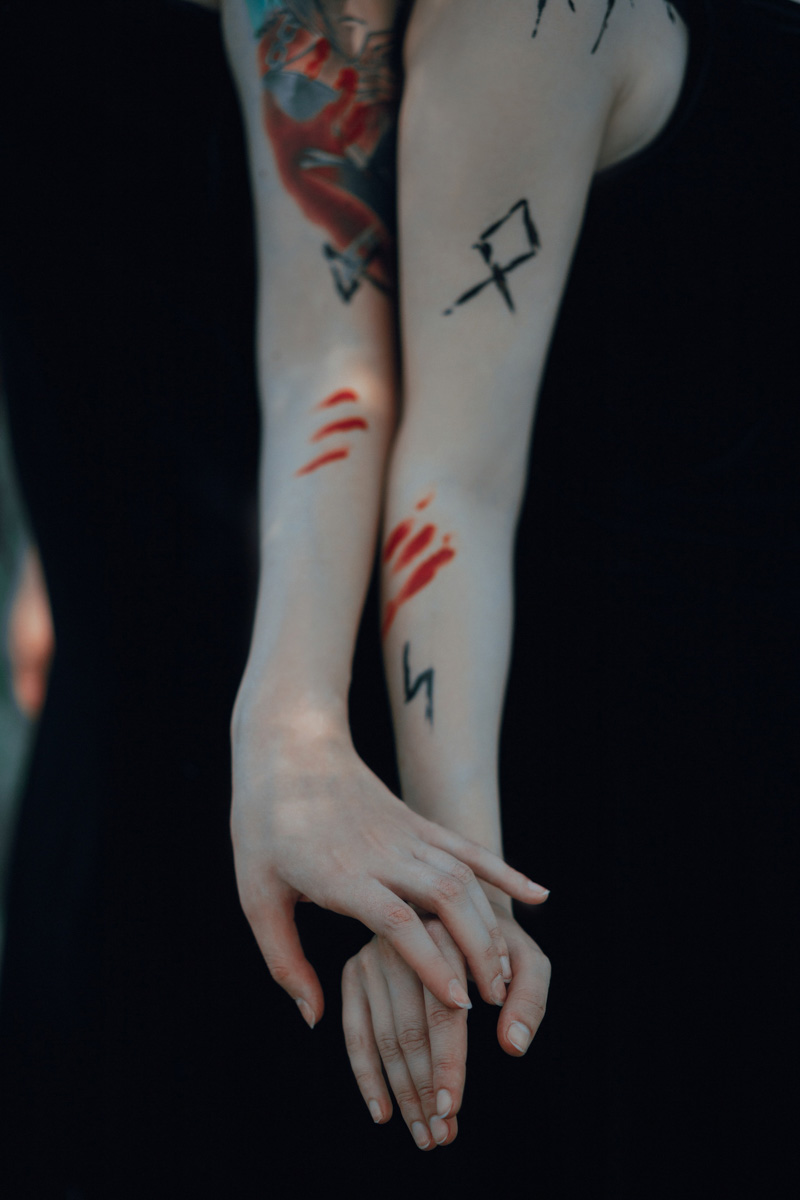 Этим летом владимирские фотографы и модели выбрались на природу, чтобы примерить на себя образы светлых и темных духов.